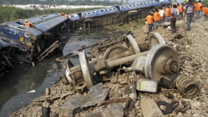[사진] 인도 여객열차 탈선사고