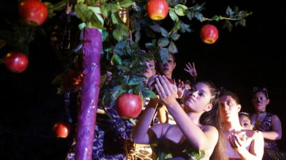 [사진] 사과먹는 '아담', 바라보는 '이브'