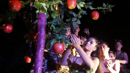 [사진] 사과먹는 '아담', 바라보는 '이브'