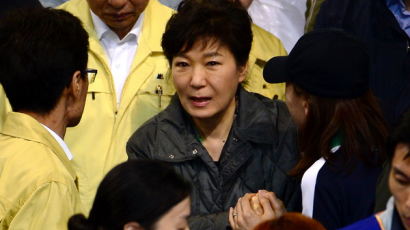 [사진] 세월호 탑승자 가족 위로하는 박 대통령