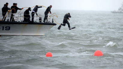 [사진] 선체 공기주입 작업하는 잠수부와 수색작업인 해군 SSU대원들