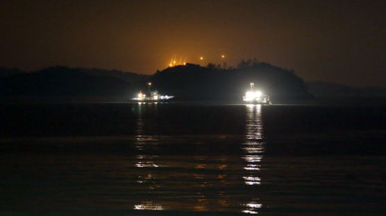 [사진] 조명탄으로 밤하늘 밝힌 세월호 침몰사고 현장