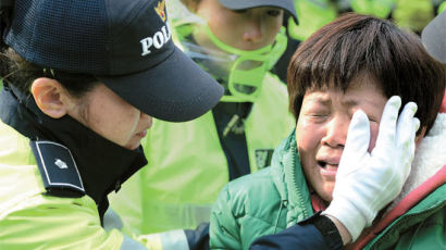 [사진] 실종자 가족 막던 경찰도 울었습니다