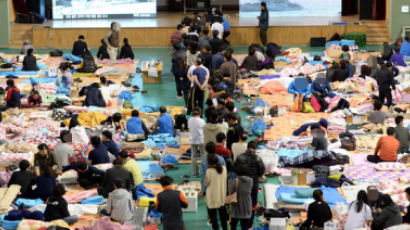 [사진] '세월호' 여객선 침몰사고 실종자 가족용 식별조끼 배포