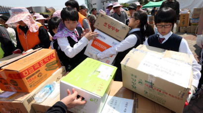 [사진] 세월호 실종자 가족돕기 위한 구호품과 자원봉사자들의 도움