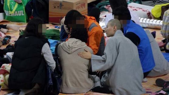 [사진] 세월호 침몰사고 실종자 가족 위로하는 스님