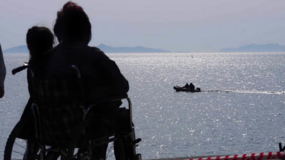 [사진] 하염없이 바다만 바라보는 세월호 침몰사고 실종자 가족