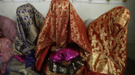 [사진] ‘누가 내 신부야?’ 파키스탄 합동결혼식