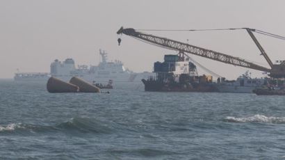 세월호 침몰, 인양 지원 해상크레인 철수