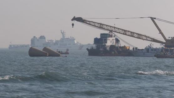 세월호 침몰, 인양 지원 해상크레인 철수