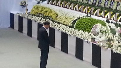 [사진] 세월호 침몰사고 희생자 임시합동분향소 조문한 정홍원 총리