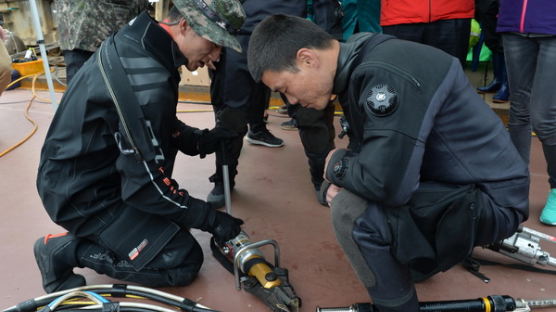 [사진] 유압식 절단기 점검하는 해군 잠수요원