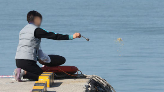 [사진] '아들아 배고프지?' 애타는 세월호 침몰사고 실종자 가족