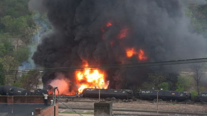 [사진] 美원유수송 열차 탈선 후 화재발생