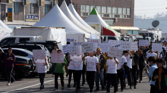 [사진] 희생자 유가족들 팽목항에서 정부의 졸속대응 항의 피켓 시위