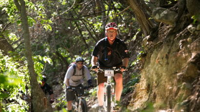 [사진] 상이군인들과 함께 산악자전거 타는 부시 전 미국 대통령