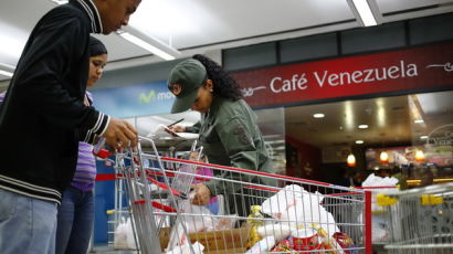 [사진] 물건 산 뒤 점검받는 베네수엘라 시민