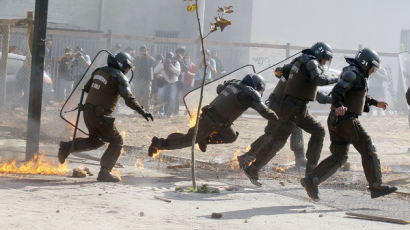 [사진] 화염병 피해 도망가던 시위 진압경찰 ‘꽈당’