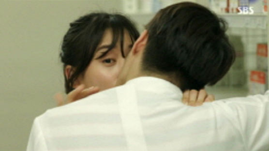박희본, 병원 약품실서 강렬한 키스…'아찔' 장면보니