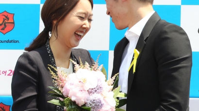 박지성에게 꽃다발 주는 김민지 "행복하게 해줄거지?"