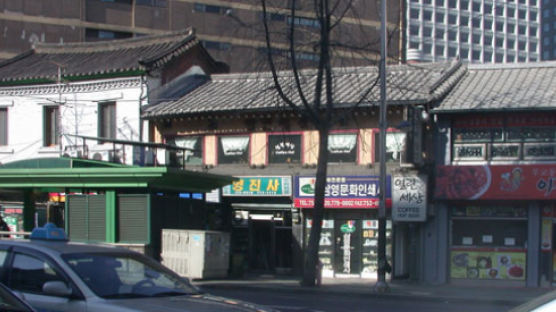 도심의 섬으로 남은 2층 한옥상가 … 보존 급한 서울 근대 상권의 역사 
