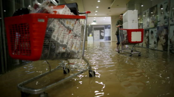 [사진] 보스니아 홍수 발생, 대피하는 사람들