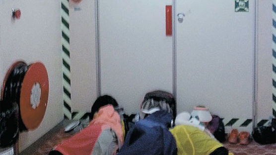 [사진] 승객들은 비상구 막고 잠자　