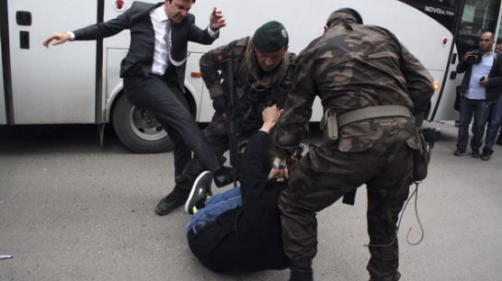 [사진] 터키 총리는 망언, 보좌관은 폭행 … '민심 발끈'