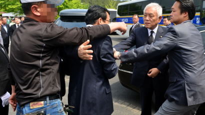 [사진] 항의 받는 김한길·안철수 새정치민주연합 공동대표
