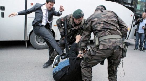 [사진] 터키 탄광 참사 항의 시민 폭행하는 총리 보좌관 