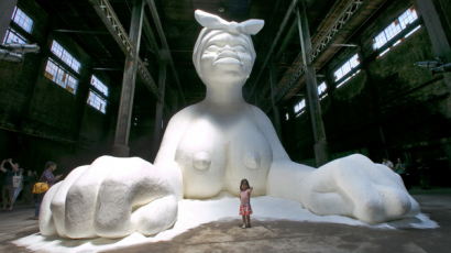 [사진] 스핑크스 뺨치는 거대한 설탕 조각품