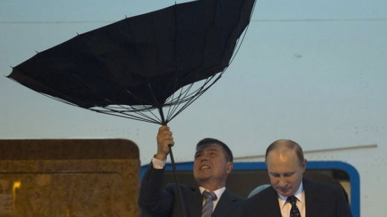 [사진] 푸틴 경호원, 우산 뒤집혀 '당황'