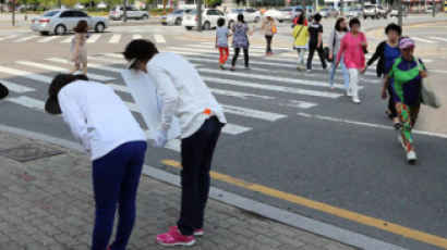 "이 판국에 뭔 선거" 후보 명함 뿌리치는 주민들