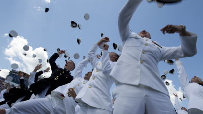 [사진] 美 해군사관학교 졸업 및 임관식