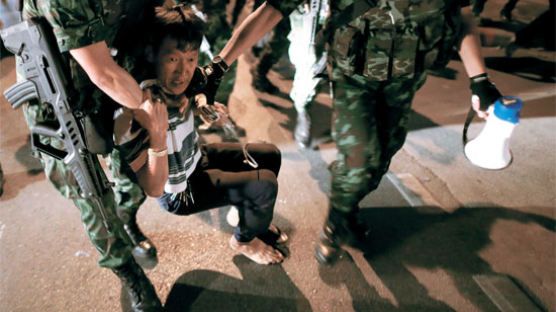 쿠데타 군부, 잉락 전 총리 구금