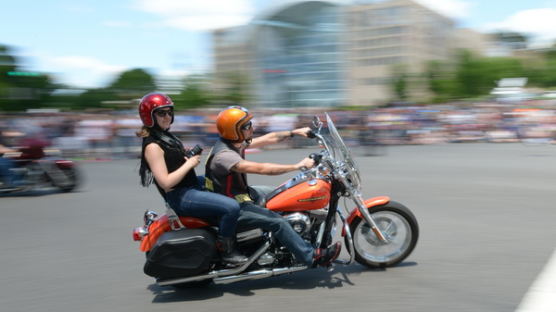[사진] 참전용사들, 오토바이 타고 행진