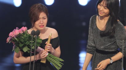 [사진] 백상예술대상 심은경·정우 '눈물 소감', 김수현은 …