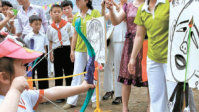 [사진] 오바마 향해 … 북한 어린이날 체육대회