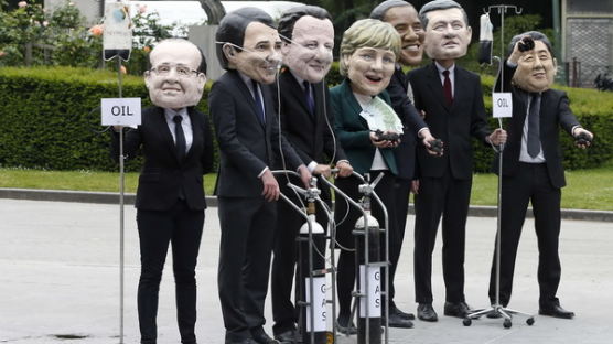 [사진] '석탄 먹어(?)' G7 정상들 희화화한 이유는 