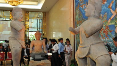 [사진] 캄보디아 고대 유물 3점, 미국으로부터 반환