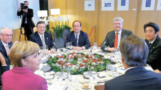 [사진] 푸틴 빼고 한자리 앉은 G7 정상　