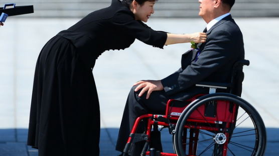 [사진] 현충일 추념식 참석한 박 대통령