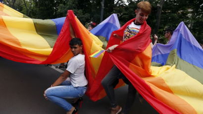 [사진] 루마니아 동성애 지지 행진에 … '부어스트는 왜?'