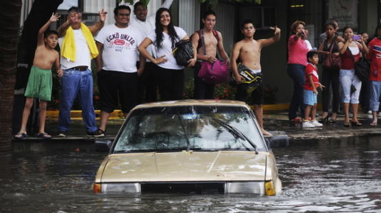 [사진] 멕시코 관광중 갑작스런 폭우 … '그래도 신나'