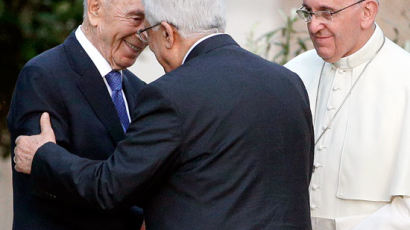 페레스·압바스, 교황 앞에서 화합의 포옹