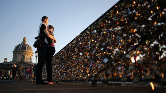 [사진] '사랑, 너무 무거워' 퐁데자르 다리 난간 일부 붕괴