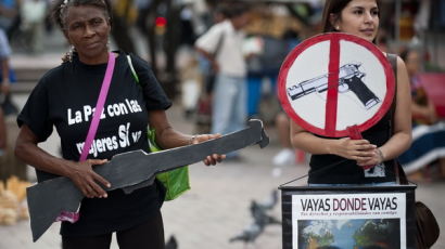 [사진] 콜롬비아 평화시위 ‘총기 모양 판지 들고…’