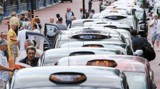 [사진] 차량 공유 모바일 앱 반대 … 멈춰 선 유럽의 택시들