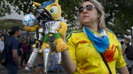 [사진] 화려하게 개막한 월드컵, 한쪽에선 반대 시위…