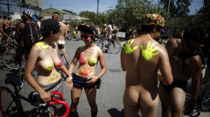 [사진] '거리에서 자전거 타는 사람들을 유의하세요!'
